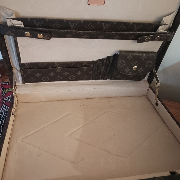 Nice suitcase - Picture 2 of 3